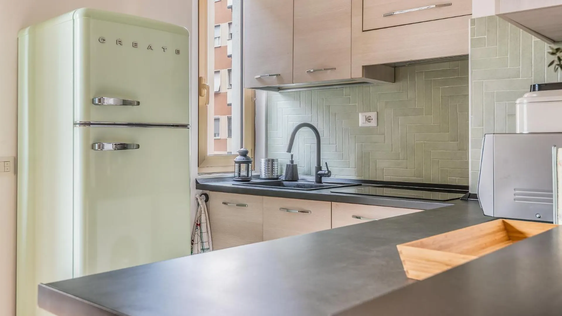 4 Pax Wi-Fi Milano Lorenteggio ميلان